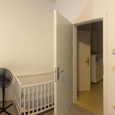 Ganze Klein Unterkunft 1100 Wien エクステリア 写真